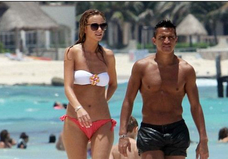 Seksinya, Pacar Alexis Sanchez Berbikini di Pantai Meksiko