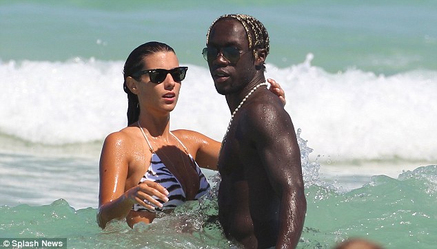 Seksi Menggoda, Istri Sagna Berbikini Zebra