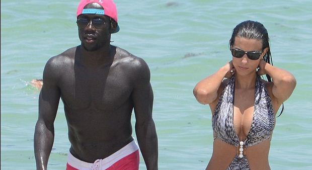 Seksi, Istri Sagna Berpakaian Mini di Pantai Miami