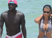 Seksi, Istri Sagna Berpakaian Mini di Pantai Miami