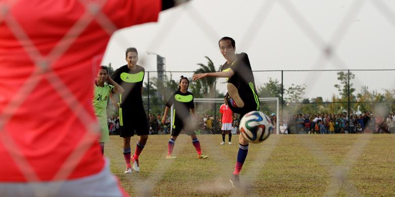 Jokowi Cetak Gol di Laga Mini Soccer