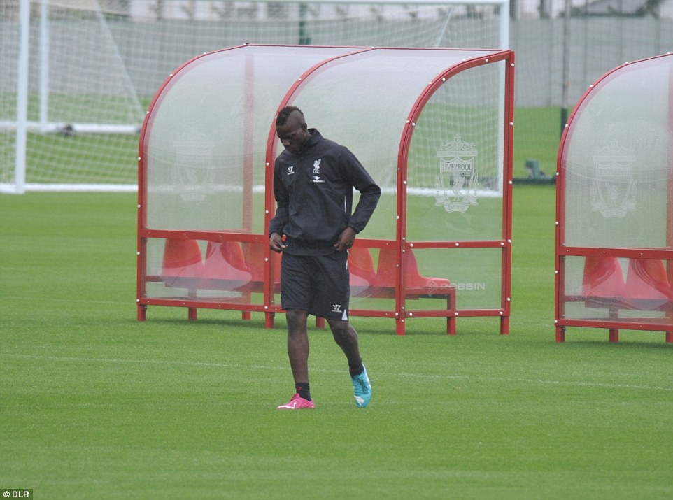 Latihan Perdana di Liverpool, Balotelli Sendirian