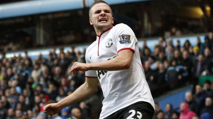 Aston Villa Berniat Tampung Tom Cleverley