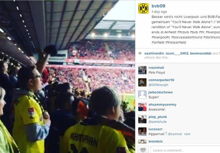 VIDEO: Fans Dortmund dan Liverpool Nyanyi 