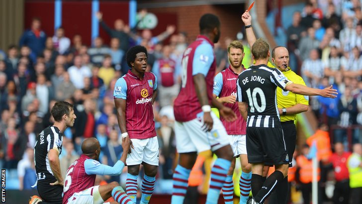 Diwarnai Kartu Merah, Aston Villa vs Newcastle Nihil Gol