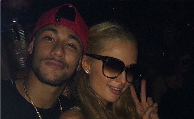 Neymar Pamer Kemesraan dengan Paris Hilton