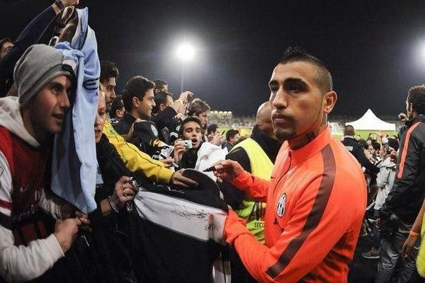 Tolak Tanda tangani Jersey City, Vidal Pilih MU
