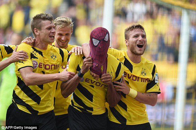 VIDEO: Pemain Dortmund Berubah Jadi Spiderman