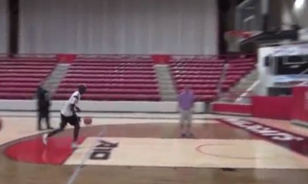 Video Slam Dunk Menawan Balotelli