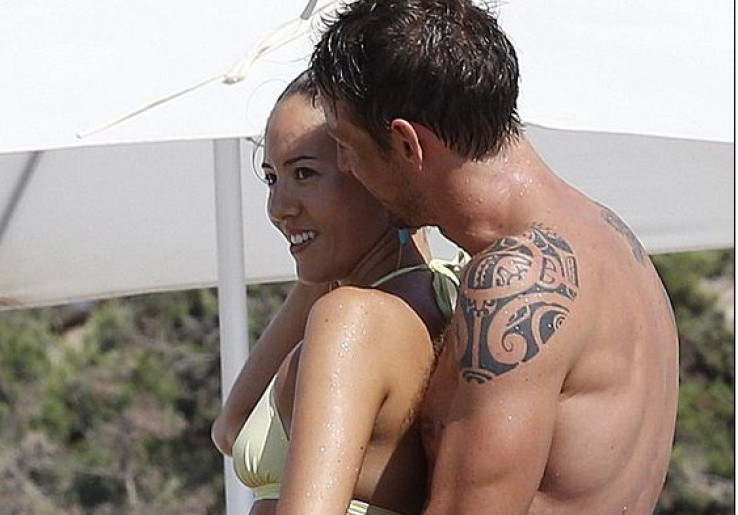 Button Cumbui Model Jepang di Pantai Ibiza