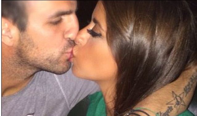 Pulang Tur, Fabregas Dapat Ciuman Mesra Janda