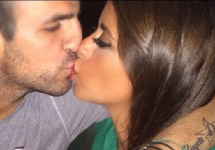 Pulang Tur, Fabregas Dapat Ciuman Mesra Janda