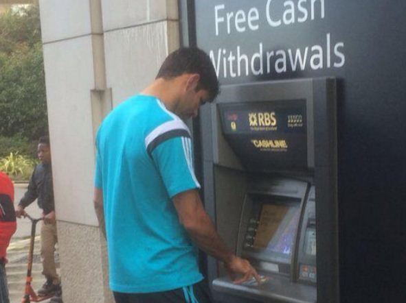 Usai Cetak Gol, Diego Costa Langsung Cek ATM