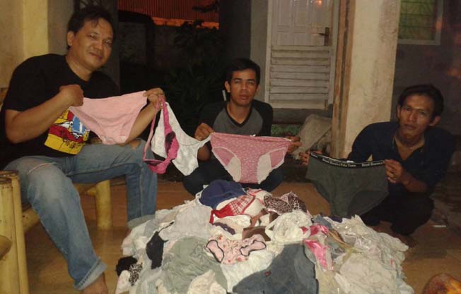 Pencinta SFC Galang Gerakan 10.000 Pakaian DalamTolak Robert & Augie