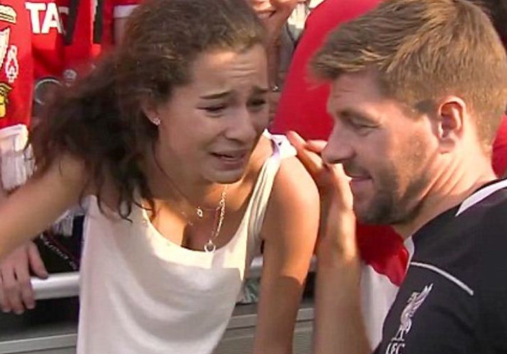 Gerrard Bikin Gadis Cantik Ini Menangis Meraung-raung