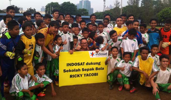 Indosat Bantu Sekolah Sepak Bola Ricky Yacobi 