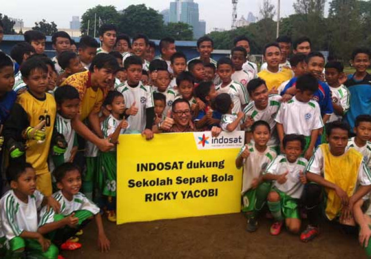 Indosat Bantu Sekolah Sepak Bola Ricky Yacobi 