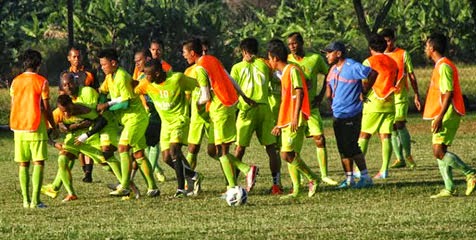 Pemain Persebaya Adu Jotos Dengan Juniornya Saat Latihan