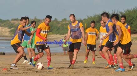 Persepam Madura United Genjot Fisik Pemain Di Pantai