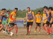 Persepam Madura United Genjot Fisik Pemain Di Pantai