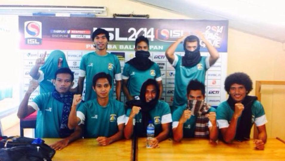 Ketika Skuat Beruang Madu Berpose Bak Militan