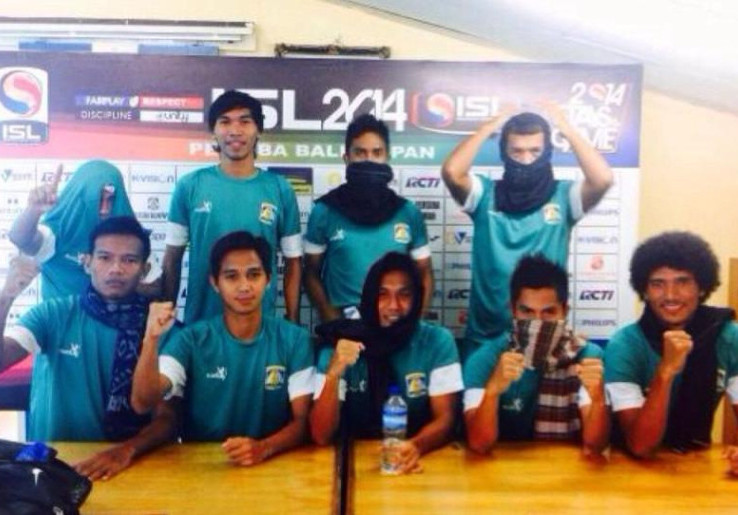 Ketika Skuat Beruang Madu Berpose Bak Militan