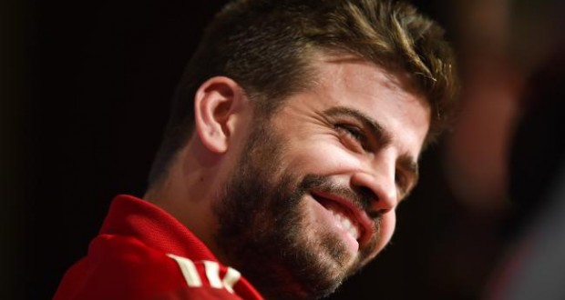 Pique Lempar Bom Kentut di Pesawat Barca