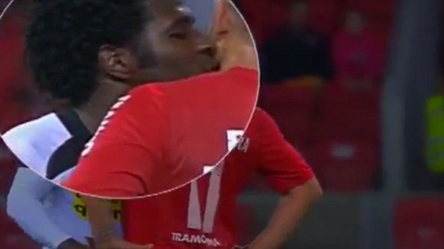 Video Pemain Brasil Kecup Mesra Leher Lawan