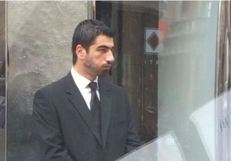 Suarez 'Nyambi' Jadi Pelayan Restoran?