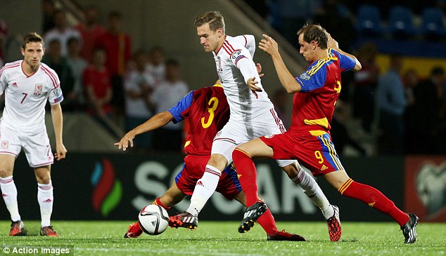 Ramsey Tobat Merumput di Lapangan Sintetis