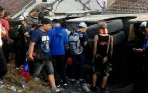 Demi Arema, Usai Kecelakaan Rombongan Aremania Lanjut ke Jepara