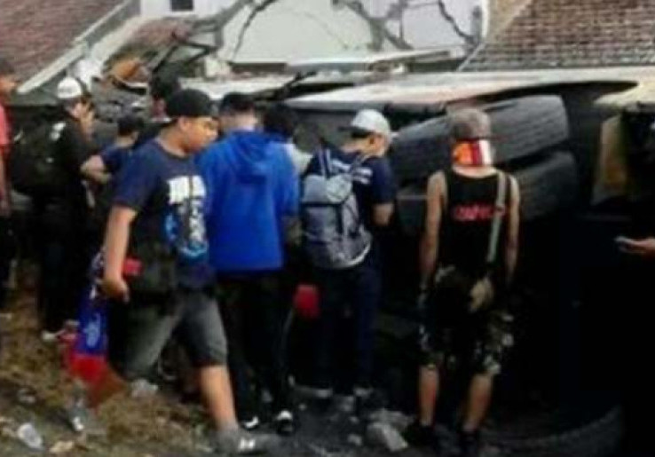 Bus Rombongan Aremania Kecelakaan di Rembang