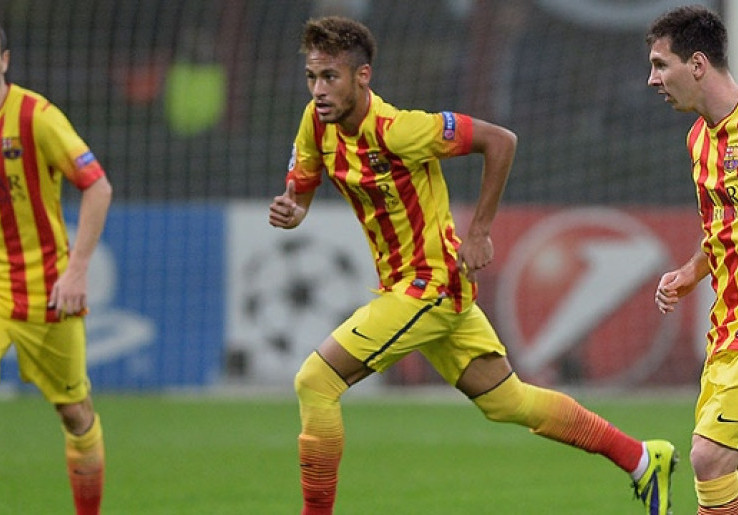 Barcelona Kenakan Jersey Senyera di Camp Nou