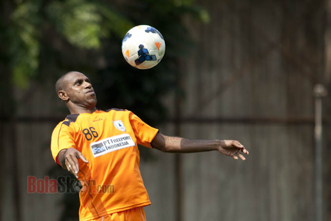 Boaz Solossa Siap Tampil Hadapi Al Qadsia<!--idunk-->Semi Final Piala AFC 2014