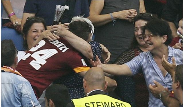 Peluk Nenek, Bomber Roma Dihadiahi Kartu Kuning