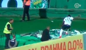 VIDEO: Cetak Gol, Pemain Ini Terperosok Lubang