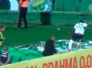 VIDEO: Cetak Gol, Pemain Ini Terperosok Lubang