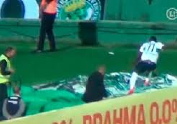 VIDEO: Cetak Gol, Pemain Ini Terperosok Lubang