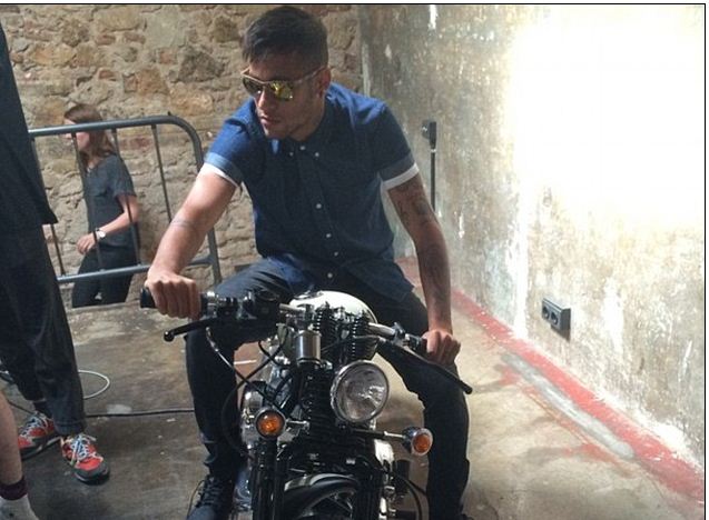 Macho, Neymar Naik Motor Gede