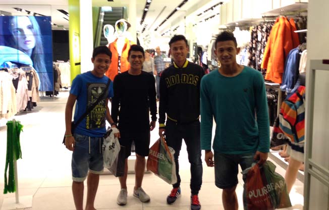 Tiba di Barcelona, Timnas U-19 Langsung Shopping