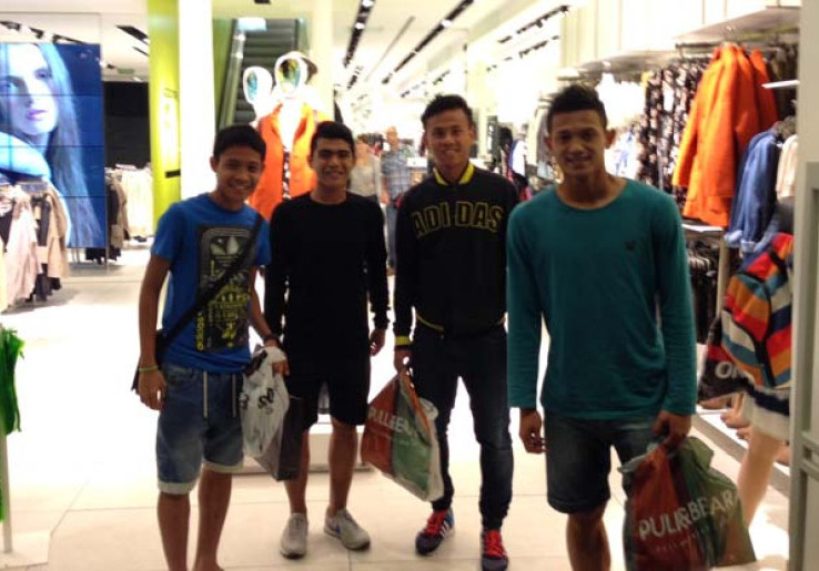 Tiba di Barcelona, Timnas U-19 Langsung Shopping