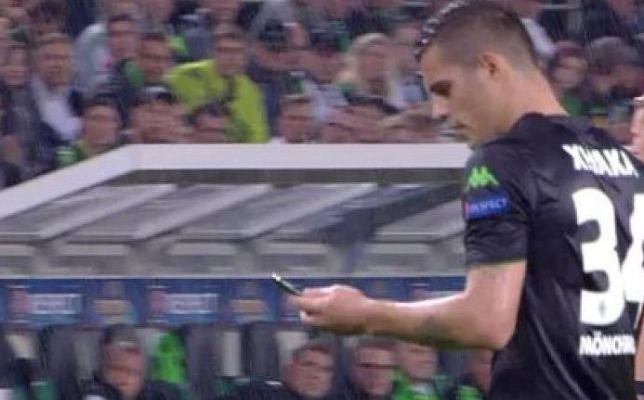 Pemain Ini Temukan Handphone di Lapangan