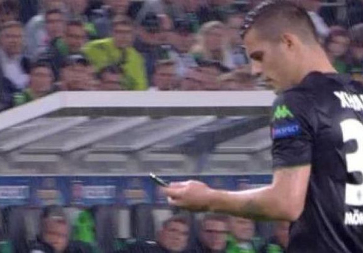 Pemain Ini Temukan Handphone di Lapangan